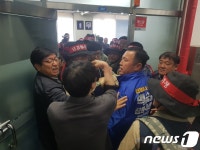 STX조선 노조, 더불어민주당 경남도당 당사 기습 점거
