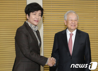 악수하는 김영주 장관과 손경식 회장