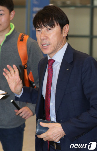 평가전 2연패 후 귀국한 신태용 감독