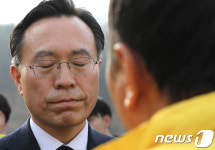 유가족 항의 받는 황전원 위원