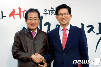 악수하는 홍준표·김문수
