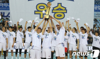 대한항공, 첫 우승 트로피 들고 환호