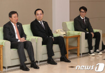 북측과 환담하는 남측예술단