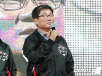 kt위즈 팬들 만난 전해철 의원