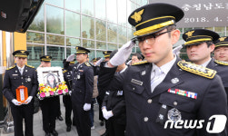 거수 경례하는 동료소방관 이제 편히 쉬세요