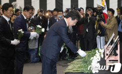 헌화 하는 유승민 바른미래당 공동대표