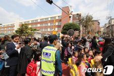 인질극 벌어진 방배초, 놀란 아이들 집으로