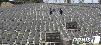 제주4.3 행불인 표석 찾은 유족