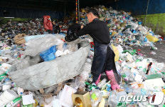 플라스틱-폐비닐 분류작업 예전방식 그대로