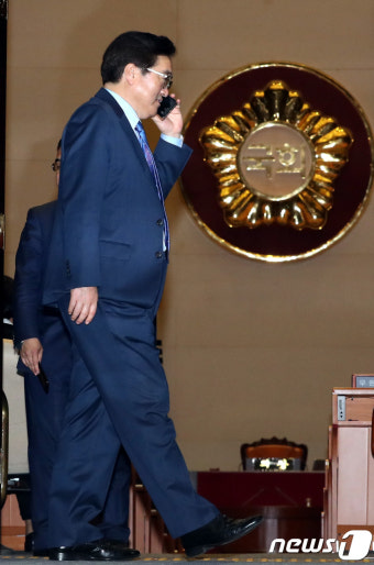 본회의장 앞 우원식 원내대표