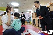 재활병원 물리치료사와 대화하는 박능후 장관