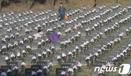 제주4·3 70주년 추념식 앞서 행불인 표석 찾은 유족