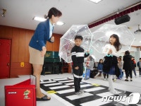 현대모비스, 어린이 교통안전 위해 투명우산 10만개 배포