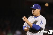 류현진, 시즌 첫 등판 3⅔이닝 3실점 부진…첫 승 불발(종합)