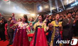 함께 노래 부르는 관객들