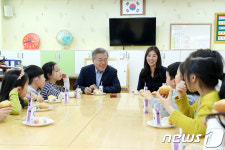 아이들과 간식놓고 대화하는 문재인 대통령