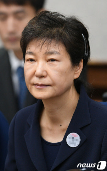 박근혜 전 대통령 1심서 징역 24년·벌금 180억