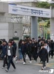 시험장 나서는 취준생들