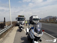 경찰, 자유로 적재불량 화물차 단속…하루 37건 적발