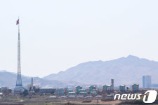 적막 흐르는 北 기정동 마을