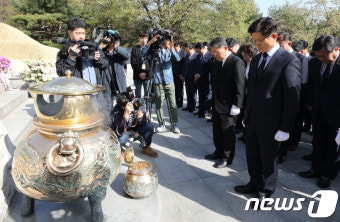 김문수 후보, 박정희 전 대통령 묘역 참배
