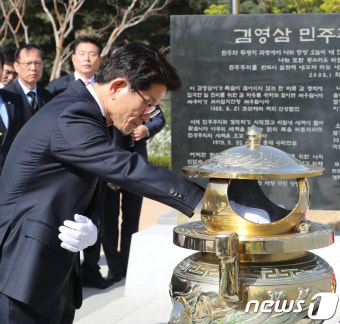 김문수 후보, 김영삼 전 대통령 묘역 참배