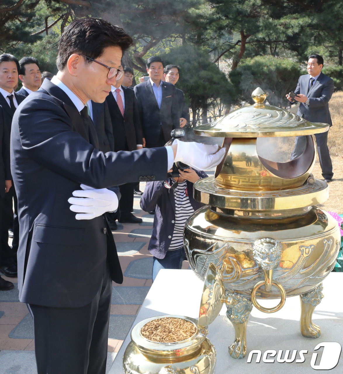김문수 대선 후보, 전 대통령 묘역 참배하며 대법원장 탄핵 주장 비판