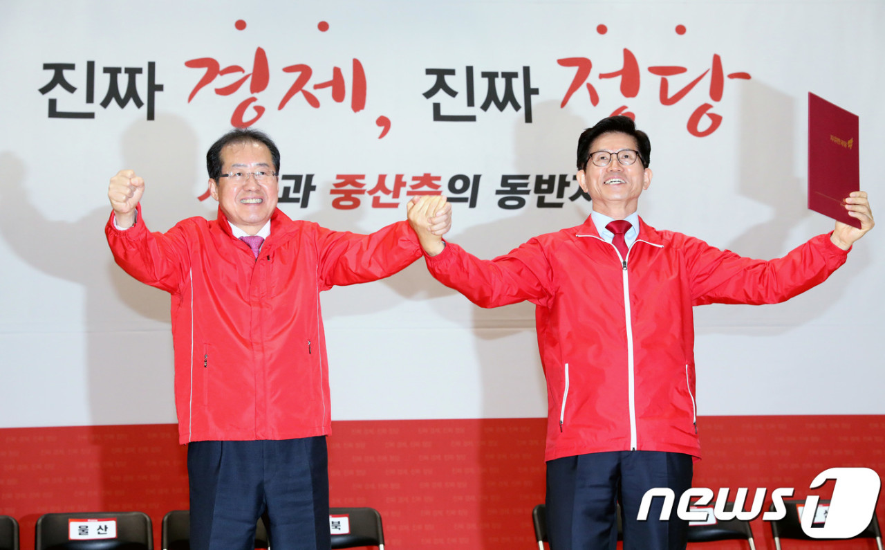 홍준표 대구시장과 김문수 고용노동부 장관, 대구에서 호형호제 만남…대권 도전에 긍정적 의지 강조 및 여론조사 결과 분석