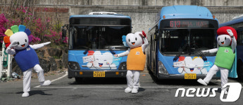 613번 버스 앞에서  6.13 지방선거 홍보