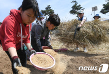 친환경 멀칭으로 텃밭 만들어요