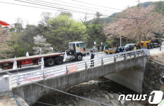 진밭교 넘어 사드 기지로 향하는 화물차