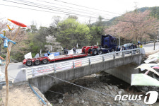 사드 기지로 향하는 빈 화물차