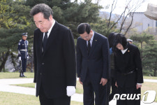 백범 김구 선생 묘역 찾은 이낙연 총리