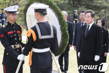 이낙연 총리, 백범 김구 선생 묘역 참배