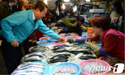 만원짜리 꺼낸 박주선 싱싱한 생선주세요