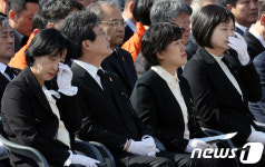 눈물 흘리는 여-야 대표들