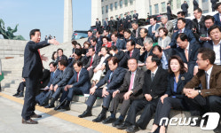 지시사항 전달하는 김성태 원내대표