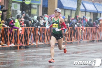 '日 공무원 마라토너' 비바람뚫고 보스턴마라톤 우승