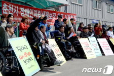 춘천시는 장애인 자립생활 보장하라