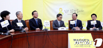 추경 협조 위해 정의당 찾은 부총리와 장관들