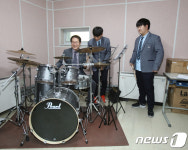 드럼 치는 조희연 교육감