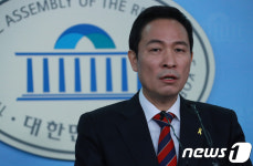 한국당 국회 천막농성 비판하는 우상호