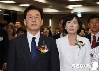 호남향우회 총회 참석한 이재명 부부