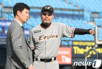 선수들의 훈련 지켜보는 한화 한용덕 감독