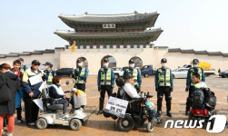 &apos;광화문 앞 행진하는 장애인들&apos; 대표 이미지