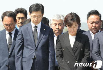 고 노무현 전 대통령 묘역에서 울먹이는 김경수 내외