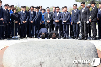 고 노무현 전 대통령 향해 절 올리는 김경수