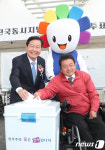 장애인 사전투표 체험하는 장종태 대전 서구청장