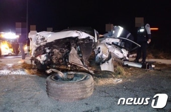 청주서 승용차 가드레일·가로등 들이받아…운전자 중상