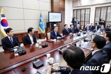  수석보좌관회의 주재하는 문재인 대통령 